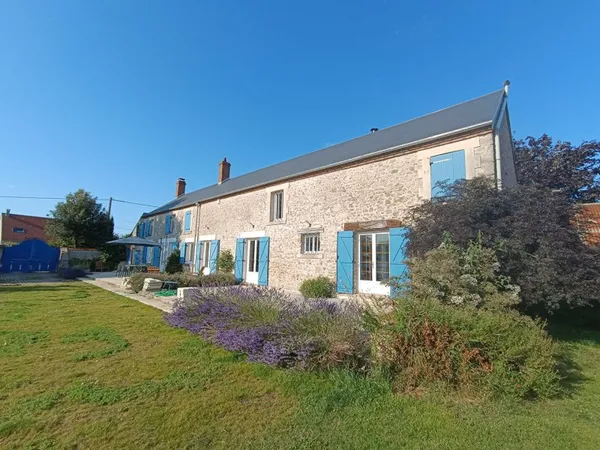 Longère de charme entièrement rénovée - 280 m² - 5 chambres - piscine - 3556 m² de terrain - sans vi