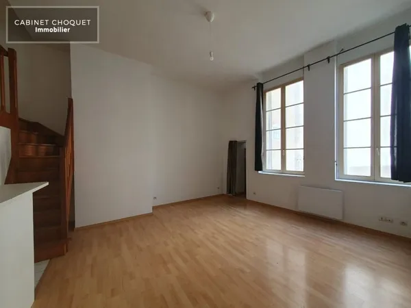 LILLE - PLEIN CENTRE - PROX METROS REPUBLIQUE GARE LILLE FLANDRES - COMMERCES - BUS - F2 SUR COUR - 