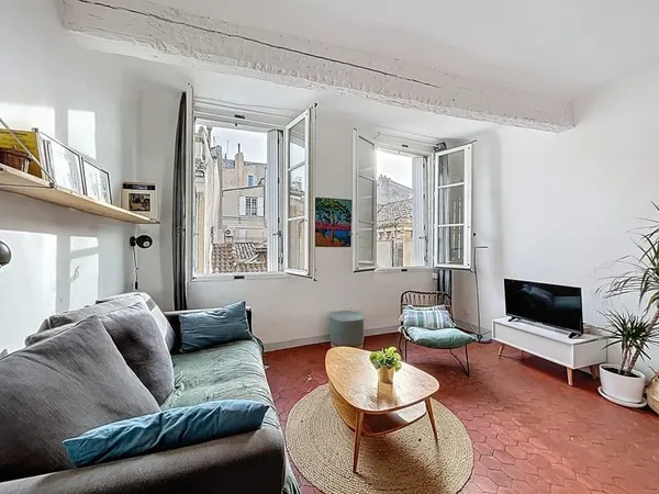 T2 meublé coup de coeur de 35 m2, prêt à louer, situé au 2e étage en plein centre-ville