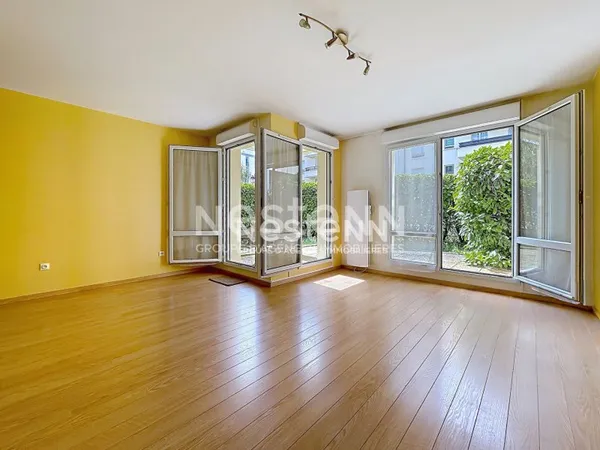 Appartement Fontenay Le Fleury 2 pièces de 49m² avec jardin-terrasse .