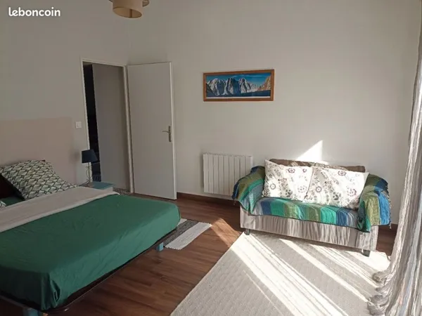 Grande chambre dans maison