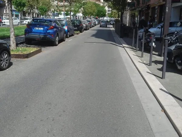 Nice-Avenue de la Californie: Garage à vendre en rez-de chau