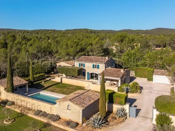 Bastide en pierre au calme, avec piscine, jardin, double garage et vues sur le Luberon