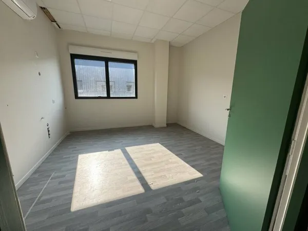 Bureau et espace de travail Location Tours  200m² 1864€