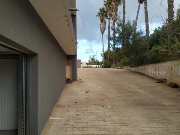 Grand et beau Garage de 27 m2 et 10 m2 de mezzanine avec vidéosurveillance sur Bastia