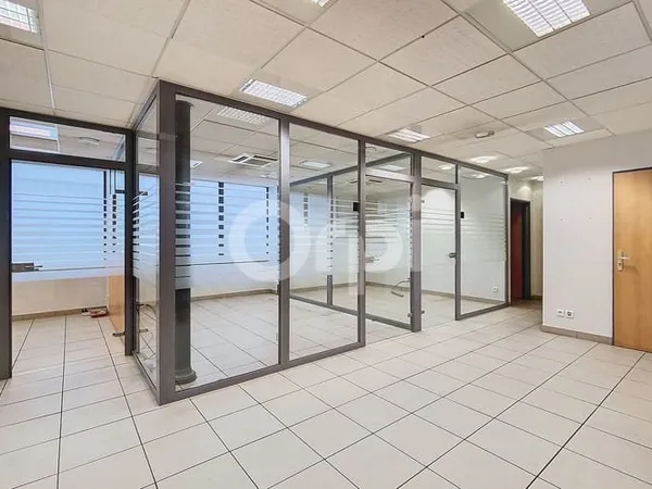 Local commercial 224 m²