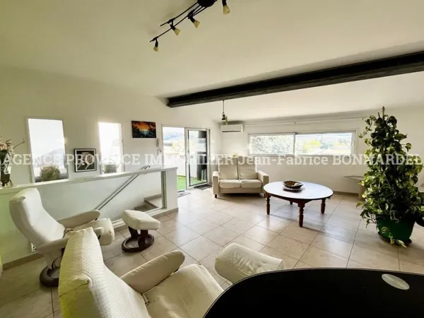 Idéalement située au coeur du village, cette maison de ca....