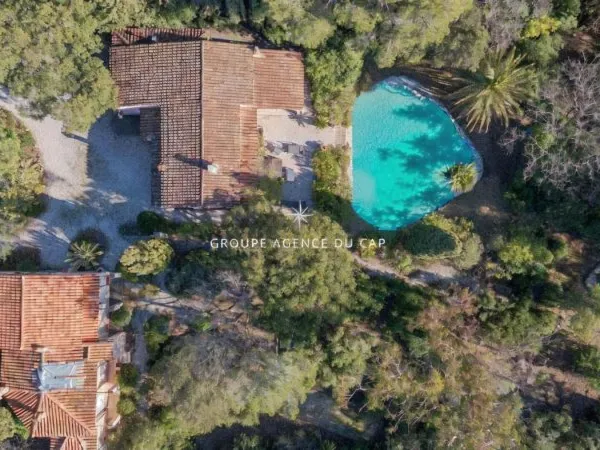 FREJUS - VALESCURE VILLA PROVENCALE SUR 4000M DE TERRAIN - PISC