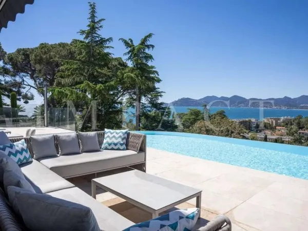 Villa 16 pièces 400 m²