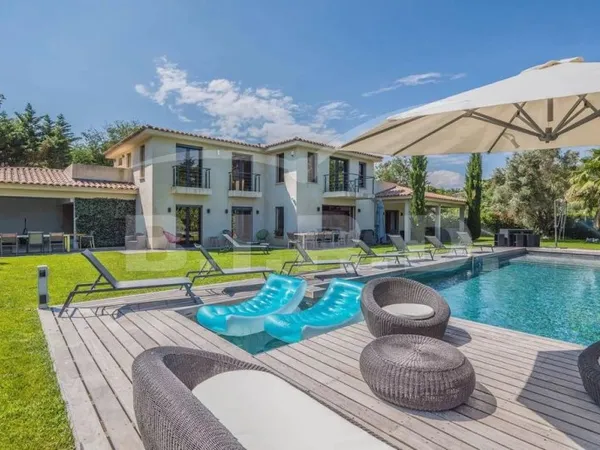 Villa 8 pièces 300 m²