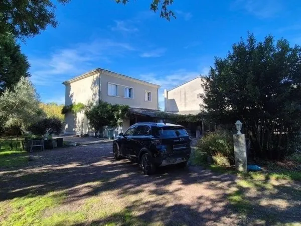 maison à étage de 130 m2 et 60m2 de véranda sur un joli terrain arboré de 1006 m2 avec une dépendanc
