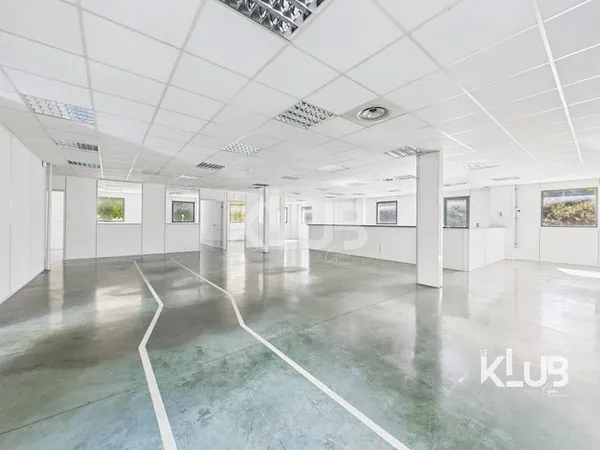 Local d'activité 585 m²