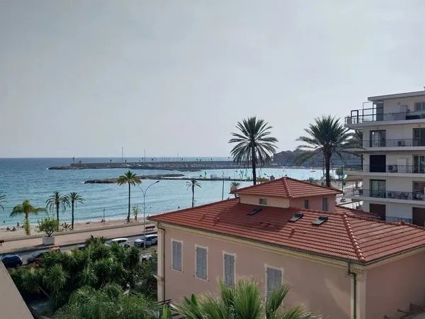 EXCLUSIVITE' !! MENTON GARAVAN - Grand studio vue mer en étage élevé avec terrasse et cave