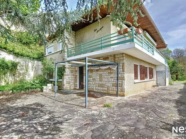 A vendre propriété de 260 m² avec piscine, dépendances, parc paysagé et potentiel pour gîte ou doubl
