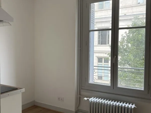 POITIERS, PLACE DE LA MAIRIE, STUDIO ENTIEREMENT RENOVE