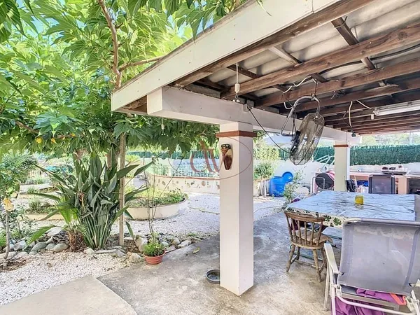 Maison 3 faces de 152 m2 sur une parcelle de 697 m2 ( Montes
