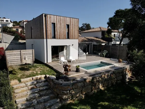 Maison contemporaine avec piscine et vue dégagée