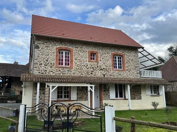 Belle maison en pierres mi-chemin St Yrieix Lubersac - Pom