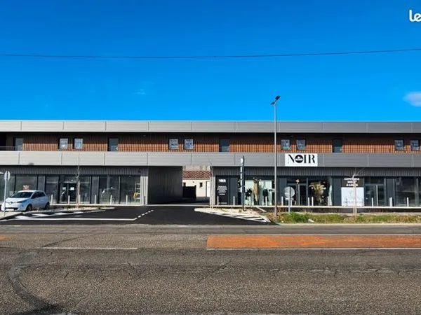OPPORTUNITÉ RARE -300 m2 LOCAL COMMERCIAL NEUF À MONTÉLIMAR