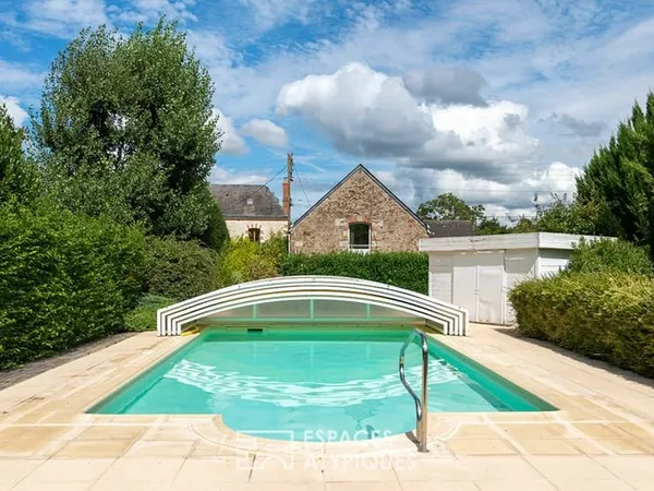 Terrain constructible paysagé avec piscine