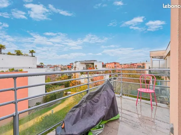 Appartement 4 pièces lumineux - dernier étage - balcon terrasse + box