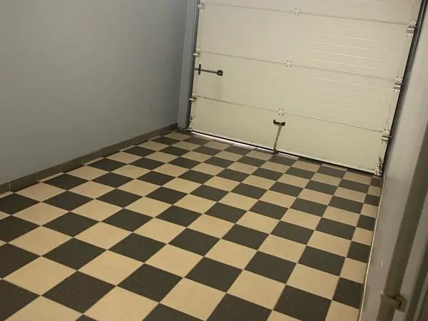Grand Garage de 18m2 avec électricité - Plein Centre-ville du Puy