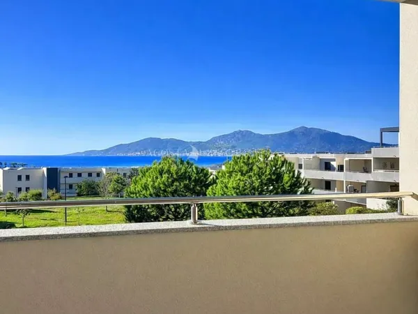 A VENDRE SUPERBE T2 VUE MER CENTRE PORTICCIO