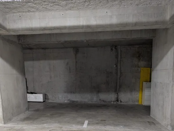 Place de stationnement dans le parking de la résidence