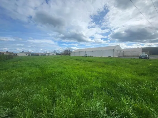 Terrain à bâtir avec local commercial réhabilitable.