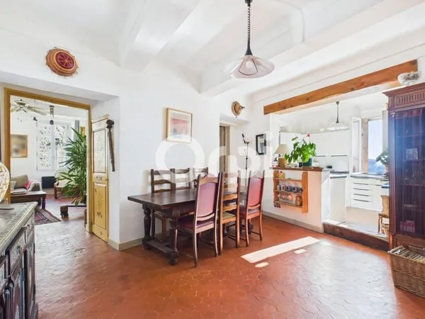 VILLAGE DE TOURRETTES - APPARTEMENT AU CALME / SANS VIS-A-VIS - PREMIER ETAGE D'UNE COPROPRIÉTÉ BIEN