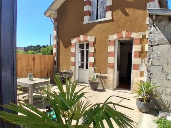 Maison individuelle 2 chambres cour jardin garage