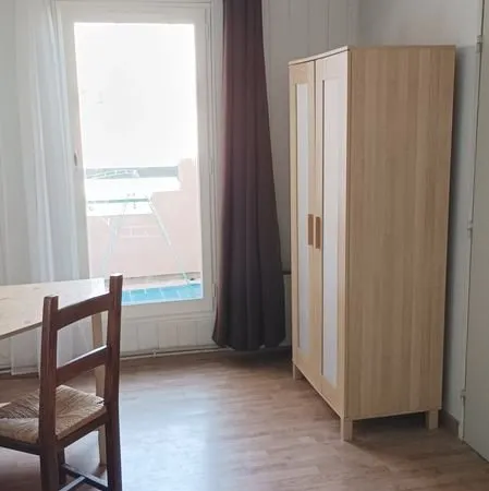 COLOCATION : Belle chambre avec BALCON dans vraie maison avec JARDIN, 8' du RER Lognes