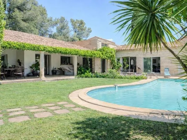 Maison de 220 m² sur 1400 m² de terrain