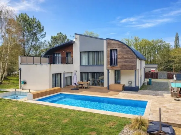MAISON COMTEMPORAINE 206m²- PISCINE - DOUBLE GARAGE - JARDIN