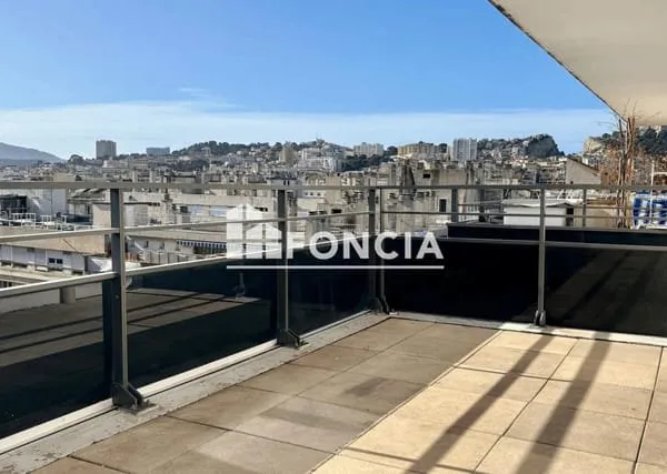 Marseille 6ème - Dernier étage avec terrasse et vue Notre-Dame de la Garde