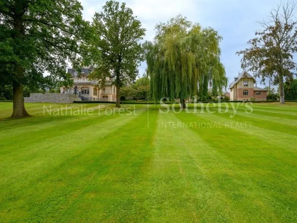 Mons en pévèle , co-exclusivité , splendide château XIX ème enti