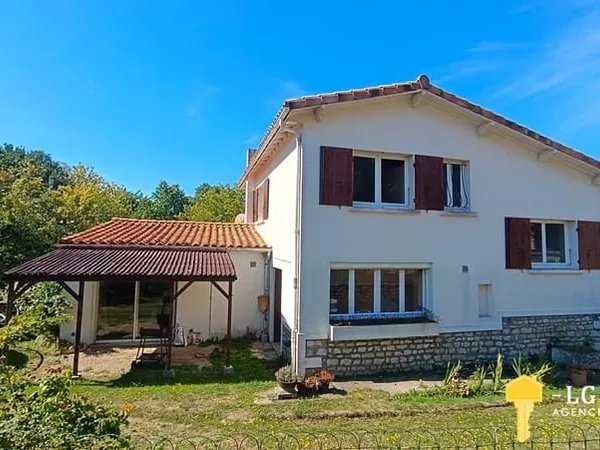 Maison de bourg, 4ch, studio, garages sur 971 m2 de terrain