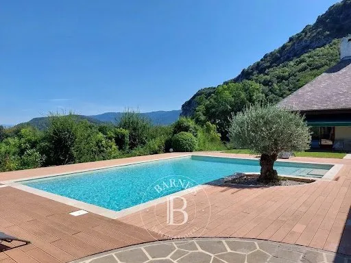 Maison 8 pièces 260 m²