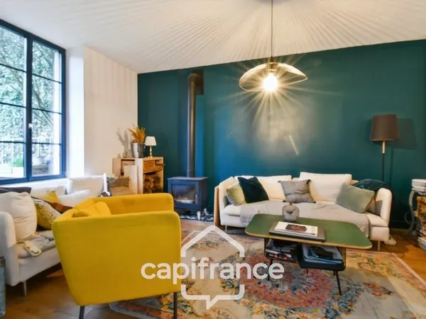 Maison de ville rénovée à vendre 6 pièces SAINT JEAN D'ANGELY (17) avec jardin, proche commerces et 
