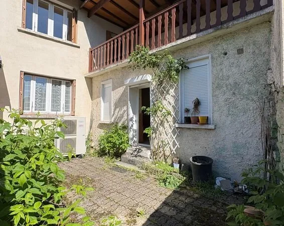 Maison mitoyenne fort potentiel avec terrasse