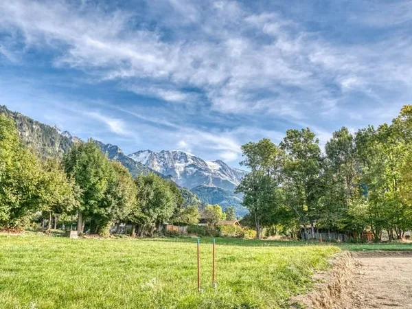 Terrain viabilisé au pied du village