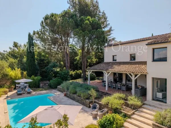 Élégante villa contemporaine avec piscine chauffée, proche du village