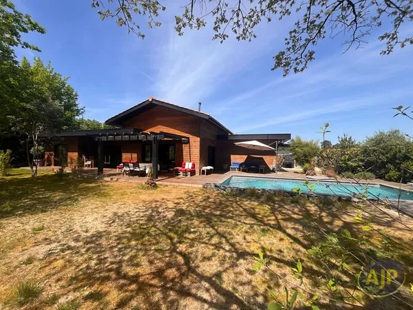 Maison contemporaine de plain-pied avec piscine . Un cadre de vie rare en lisière de forêt