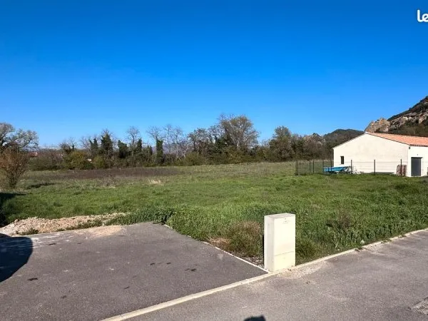 Terrain viabilisé de 785 m2 - Les Mées (04190)