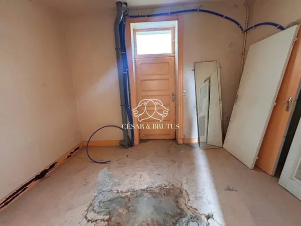 Plateau à rénover entièrement - 60 m2 - Potentiel et cachet