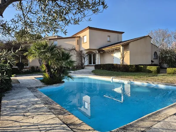 SUPERBE VILLA de 200 m² sise sur un jardin paysager de 1879 m²