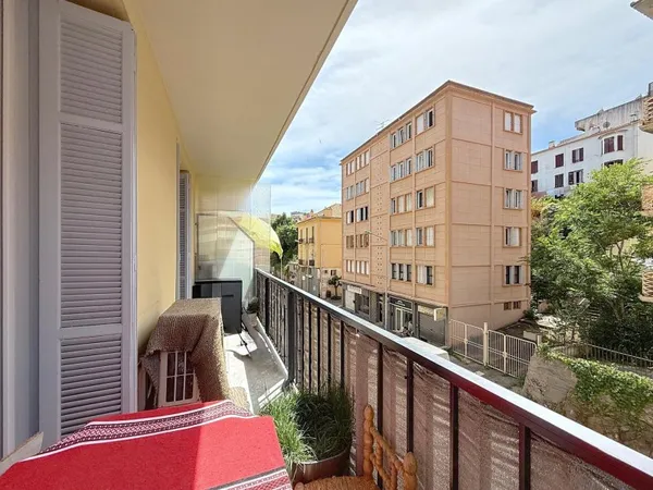 F2 centre-ville avec terrasse ascenseur