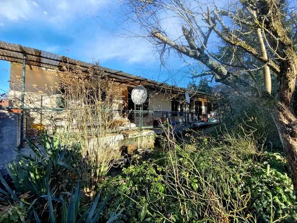 Maison de village atypique à rénover avec jardin et une grande grange