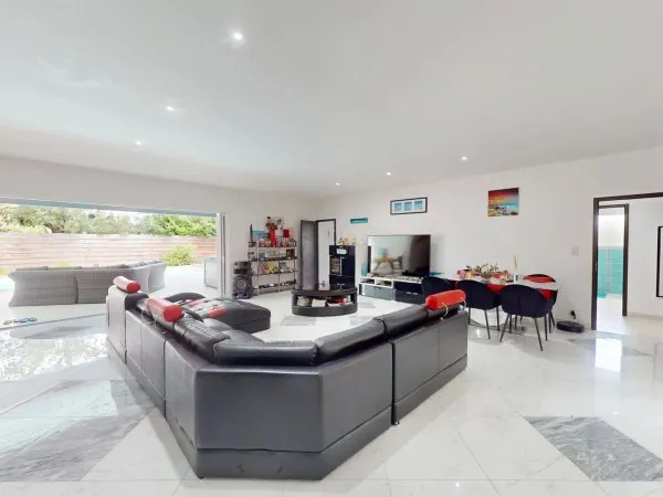 MAISON PLAIN PIED AVEC DOUBLE GARAGE ET PISCINE