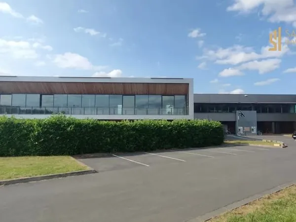 Local commercial 844 m²